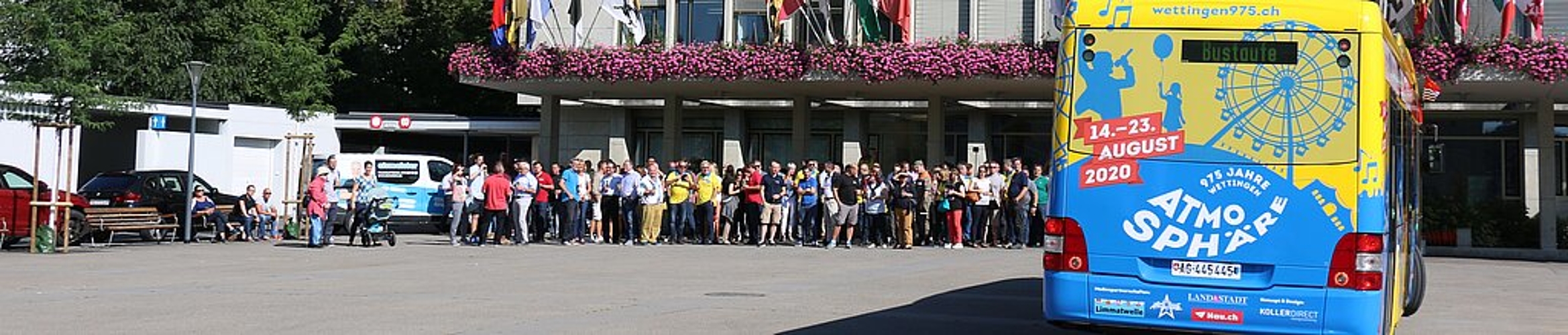 Auf dem Rathausplatz wird in Anwesenheit vom OK, von Sponsoren und Politikern der Werbebus der RVBW in Betrieb genommen.
