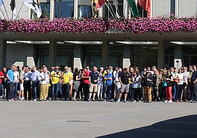 Auf dem Rathausplatz wird in Anwesenheit vom OK, von Sponsoren und Politikern der Werbebus der RVBW in Betrieb genommen.
