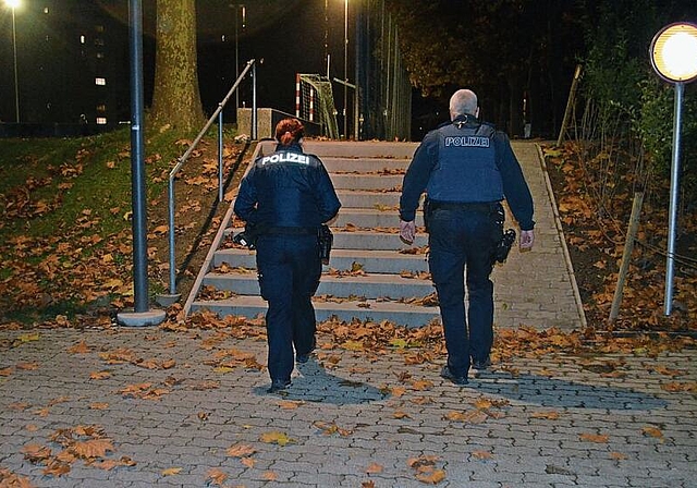 Die Polizisten Sarah Küng und Beat Lüscher patrouillieren in Neuenhof. ihk