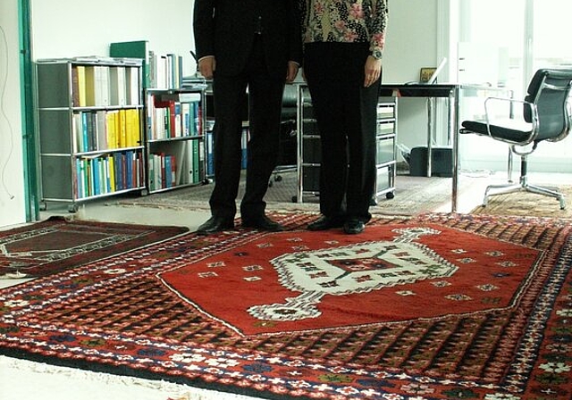 Noch bedecken zahlreiche Teppiche die unfertigen Böden in der Kanzlei von Bruno und Evelyne Bernasconi.  