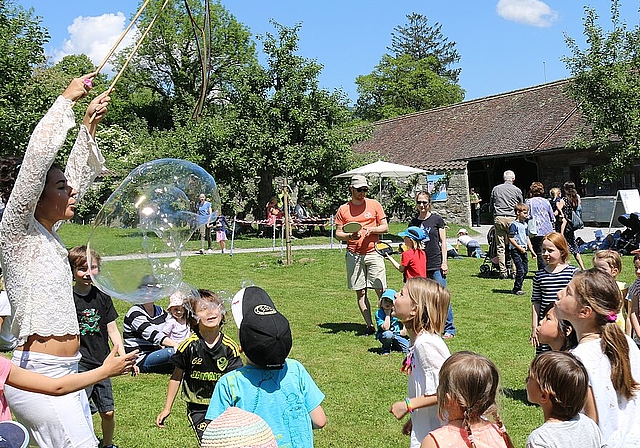 Laura Ciarla <em>begeisterte die Kinder im Klostergarten mit ihren Seifenblasen.</em>
