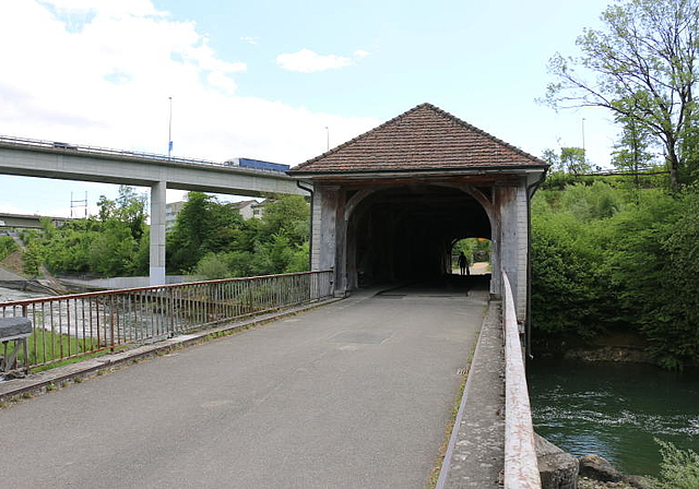 Die alte Holzbrücke verbindet Wettingen und Neuenhof (Melanie Bär).
