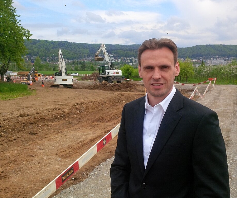Dzek Djordic, Chief Operating Officer der Immo Invest Partner AG, vor der Baustelle Kreuzäckerstrasse in Spreitenbach. Foto: zVg