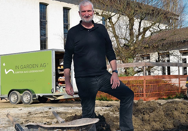 Lutz Fischer posiert auf der Baustelle des neuen  Kirchgemeindehauses. Irene Hung-König