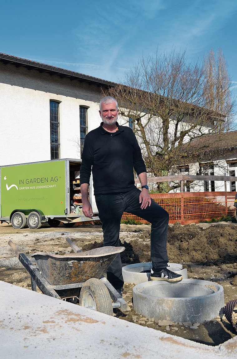 Lutz Fischer posiert auf der Baustelle des neuen  Kirchgemeindehauses. Irene Hung-König