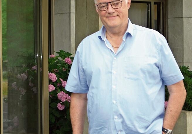 Gemeindeammann Roland Kuster steht vor dem Wettinger Rathaus.  ihk