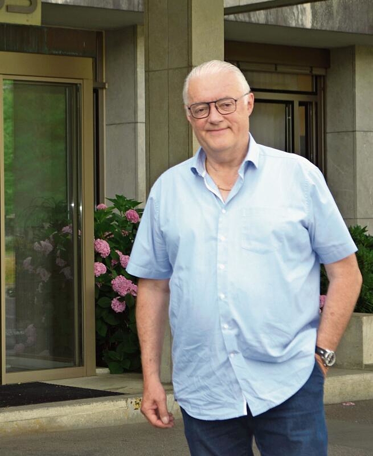 Gemeindeammann Roland Kuster steht vor dem Wettinger Rathaus. ihk