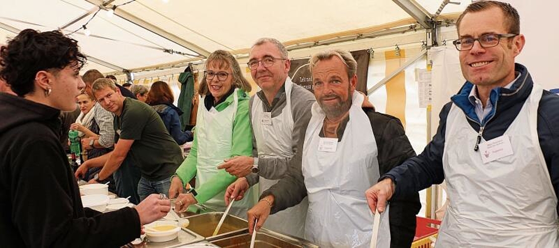 Suppen für einen guten Zweck: Die Rotarier        schöpfen für einen guten Zweck Suppe aus. Melanie Bär