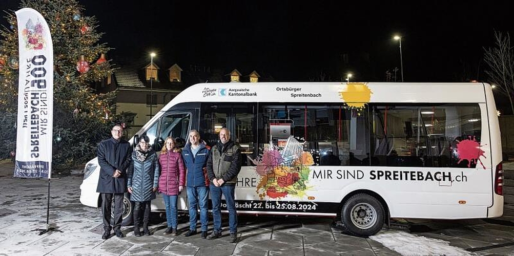 Unterstützen das Dorffest «Mir sind Spreitebach»: (v.l.) AKB-Filialleiter Marcel Reinstadler, Dorffest-OK-Präsidentin und Vizegemeindepräsidentin Doris Schmid, Ortsbürgerin Heidi Weber, Dorffest-OK-Mitglied Serkan Kabatas und Gemeinderat Adrian Mayr.Severin Bigler