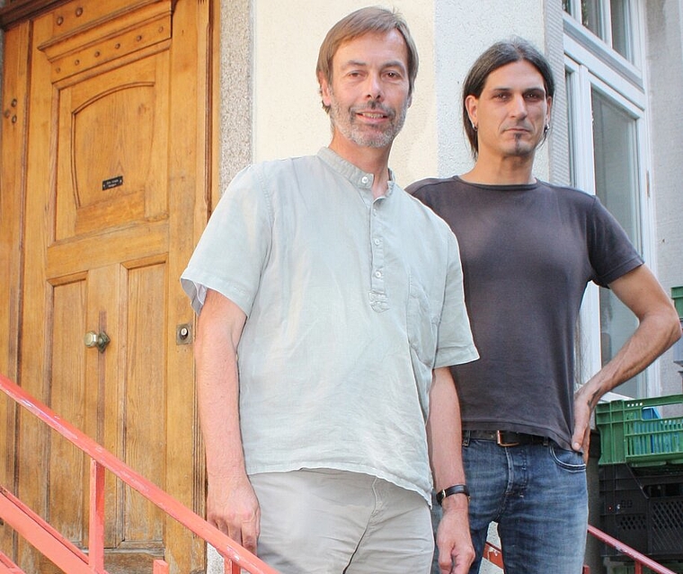 Peter Ackle (l.) und Christian Kalt vor dem Haus der Klinik für Suchtmedizin in Neuenhof.Foto: bär
