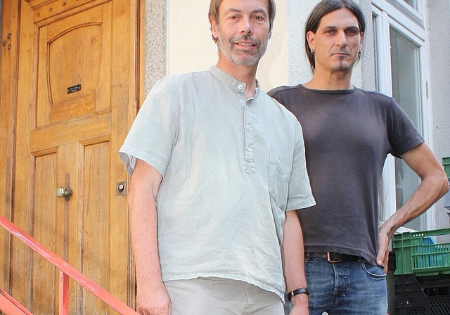 Peter Ackle (l.) und Christian Kalt vor dem Haus der Klinik für Suchtmedizin in Neuenhof.Foto: bär
