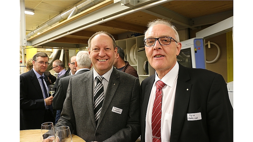 Roland Wunderli (l.), Badener Taxi, und Federico Hürsch (Raiffeisen). ]]>Roland Michel (l.) von der Weinbaugenossenschaft und Heinz Germann von Germann und Gfeller. ]]>Eliane Walter (l.) und Sandra Eglin von praktischön GmbH. ]]>Von links: Hans Utz, Nik Meier und Markus Dieth. Fotos: bär ]]>... und liessen sich «Ghackets und Hörnli» schmecken. ]]>115 Mitglieder kamen an den HGV-Apéro ... ]]>