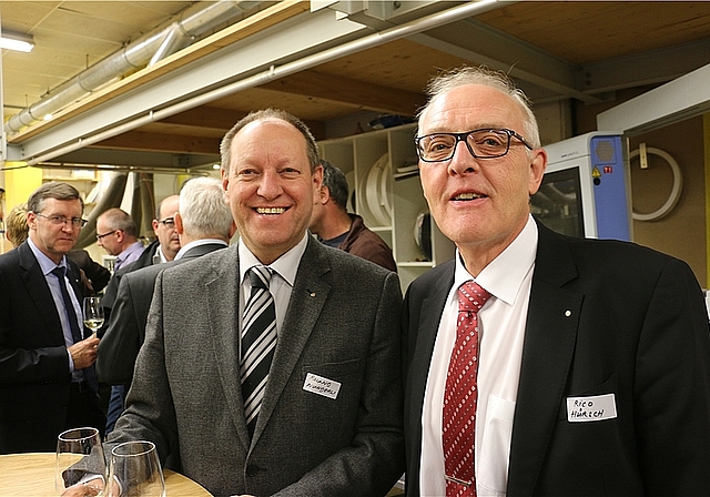 Roland Wunderli (l.), Badener Taxi, und Federico Hürsch (Raiffeisen). ]]>Roland Michel (l.) von der Weinbaugenossenschaft und Heinz Germann von Germann und Gfeller. ]]>Eliane Walter (l.) und Sandra Eglin von praktischön GmbH. ]]>Von links: Hans Utz