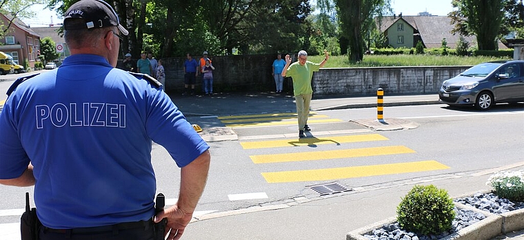 Alain Späni schult das richtige Überqueren des Fussgängerstreifens. Foto: bär