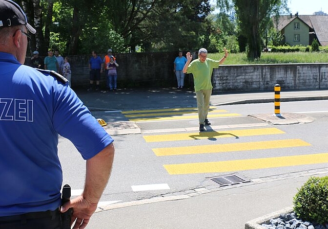Alain Späni schult das richtige Überqueren des Fussgängerstreifens. Foto: bär 
