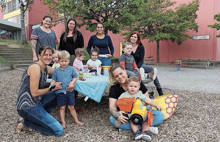 Sechs Mütter mit ihren Kindern bilden die «Zwärgligruppe» von Killwangen. Stefanie Bertolino (vorne rechts) leitet sie. rb