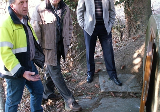 Laurent Huelin, Brunnenmeister von Wettingen, Gemeinderat und Ressortvorsteher EWW Roland Kuster und EWW-Geschäftsleiter Peter Wiederkehr (v.l.) vor einer über 100 Jahre alten Sammelstelle für Quellwasser. Foto: ska