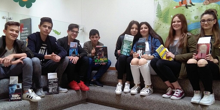 Schülerinnen und Schüler der 3. Realklasse mit ihrem Lieblingsbuch. Foto: zVg