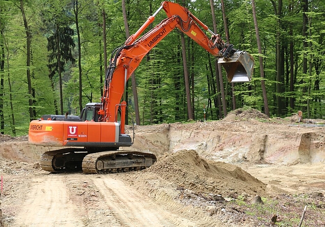 Neubau Reservoir Birch. EWW-Betriebsleiter Peter Wiederkehr (r.) und Gemeinderat Roland Kusterschauen sich die Baustelle im Grafengut an, wo die Quelle neu gefasst wurde. 