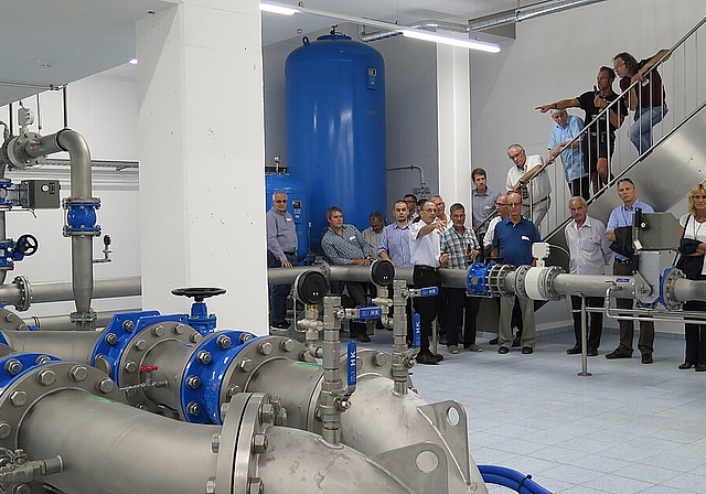 Innenleben Richard Weber, Geschäftsführer Technische Betriebe Würenlos, zeigt und erklärt an der Einweihung das Grundwasserpumpwerk Tägerhardwald. Fotos: (Mü)
