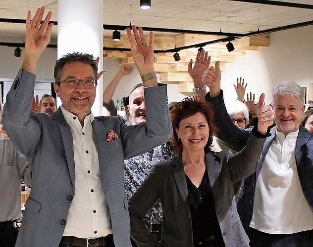 Jubel bei Christian Wassmer und der Präsidentin der Mitte-Ortspartei, Ursi Depentor, während der Wahlfeier. 	bär