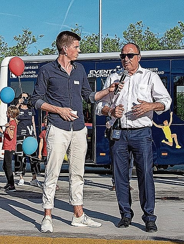 Moderator Calvin Stettler im Gespräch mit Ehrenpräsident und Bustaufpate Markus Dieth.
