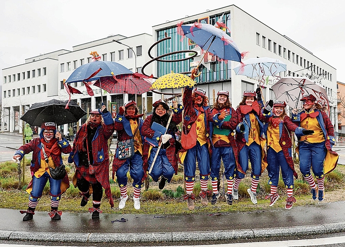 Die Jury der Kinderfasnacht trotzt dem Regen.