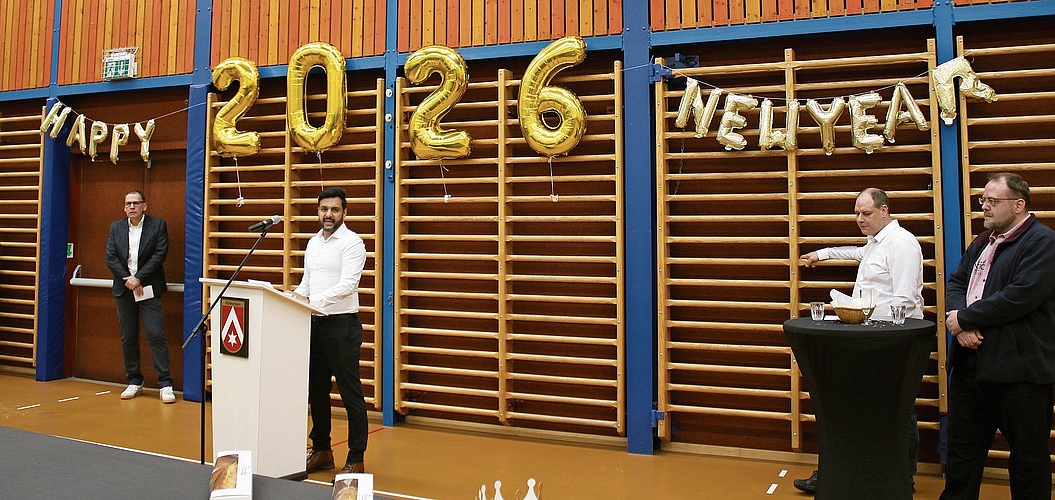 Der Gemeinderat wünschte der Bevölkerung ein gutes neues Jahr, mit Ausnahme von Frau Vizeammann Christine Gisler, die krankheitshalber fehlte, waren alle da. bär Der Gemeinderat wünschte der Bevölkerung ein gutes neues Jahr, mit Ausnahme von Frau Vizeammann Christine Gisler, die krankheitshalber fehlte, waren alle da. bär