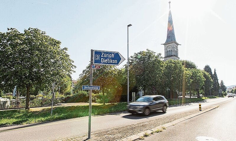 Geht es nach dem Plan des Kantons, wird die Limmattalbahn in Neuenhof einst entlang der Zürcherstrasse fahren. Ob und wann das so weit sein könnte, ist noch unklar. Zuerst werden weitere Abklärungen getroffen.   CH Media/Archiv