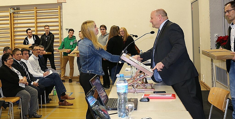 Die Jungbürgerinnen und -bürger wurden an der Gemeindeversammlung von Gemeindepräsident Valentin Schmid und Gemeindeschreiber Jürg Müller(r.) beschenkt. Fotos: bär