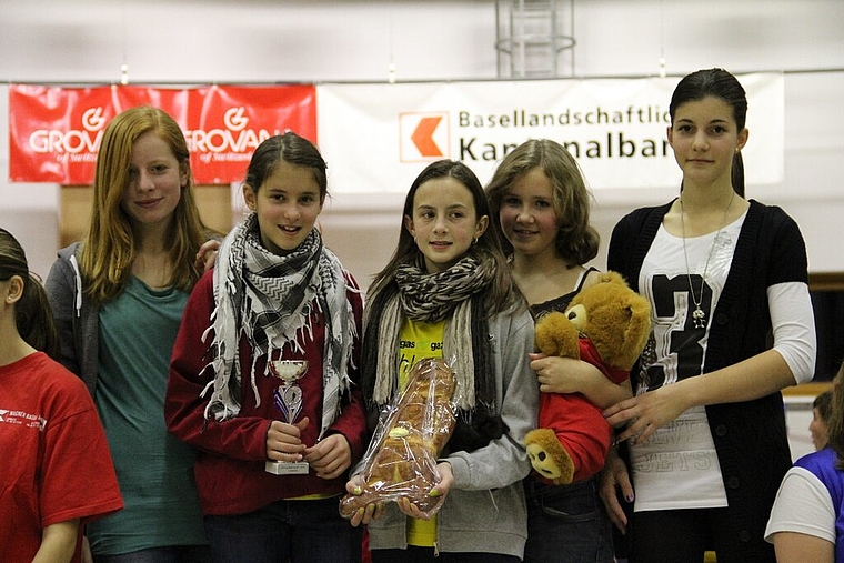 Die Mädchen der Unihockeyriege Würenlos freuen sich über ihren Sieg. Foto: zVg