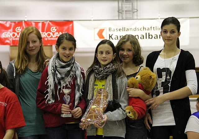 Die Mädchen der Unihockeyriege Würenlos freuen sich über ihren Sieg. Foto: zVg