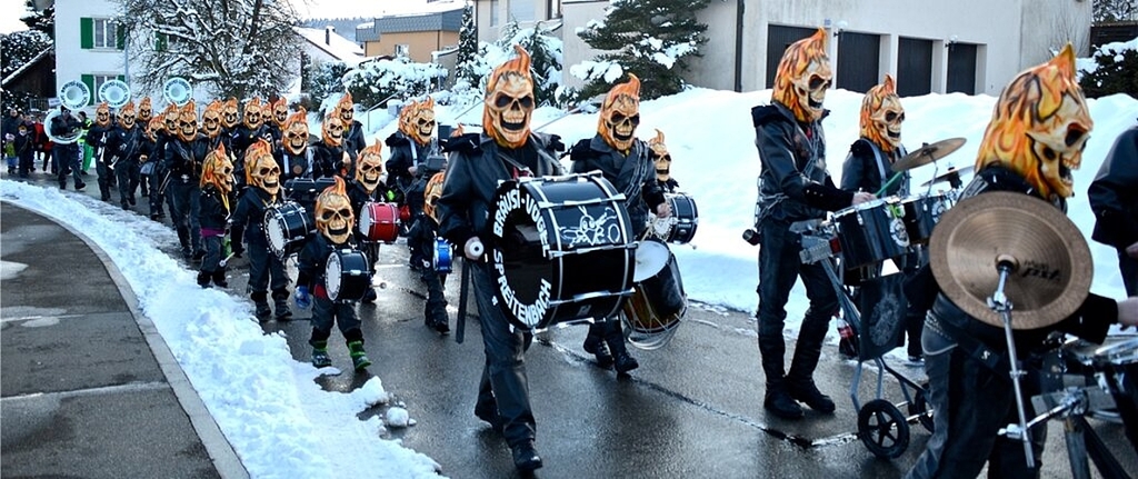 Der Umzug führte die Narren über die Kirchgasse zur Dorfstrasse hin zur Mehrzweckhalle Boostock.Fotos: sw