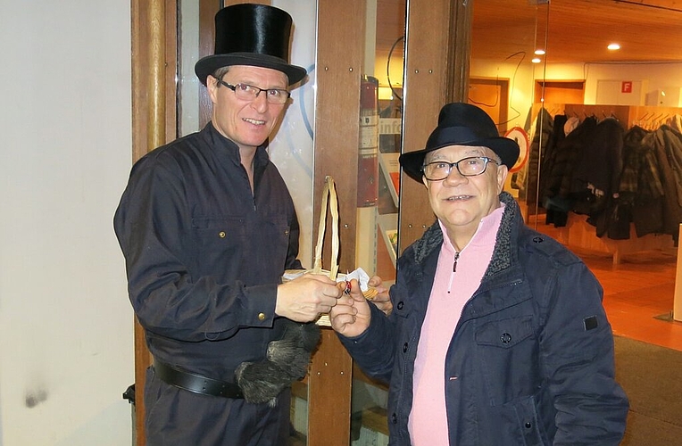 Roland Frei (l.) überreicht Leonardo Gullo ein süsses Neujahrspräsent.
