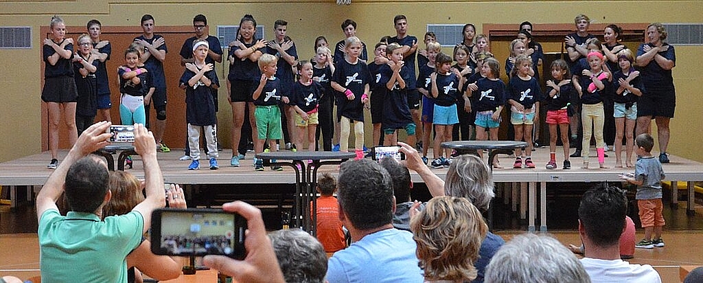 Zum 50-Jahr-Jubiläum gibts eine Show: Die Jugi-Kinder in Aktion. Tristan Scherer
