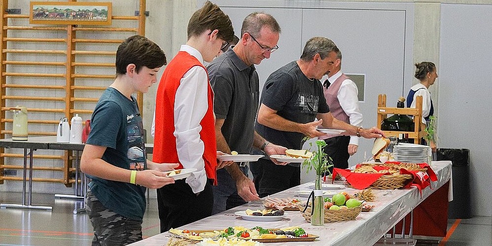 Das Buffet ist eröffnet. Zopf, Brot, Konfitüre, Kuchen und Birchermüesli sind nur eine kleine Auswahl vom Frühstücksbuffet.
