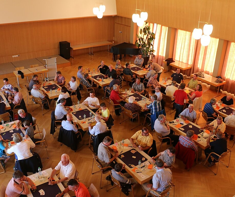 56 Jasser spielten am Montag im Rathaussaal «Differenzler».Foto: bär 