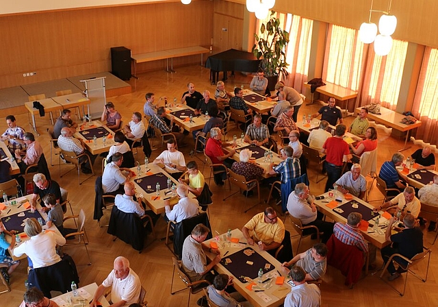 56 Jasser spielten am Montag im Rathaussaal «Differenzler».Foto: bär 
