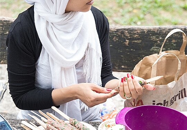 Iman Kurbesa <em>bereitet Dönerspiesse von Hand vor. </em><em>Barbara Scherer</em>
