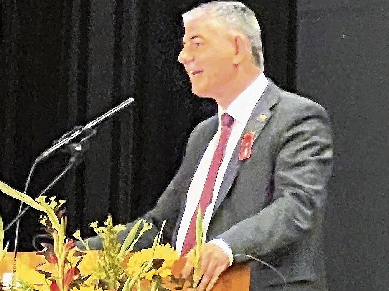 Ioannis Delakos sprach zu den Gästen in der Aula. zVg