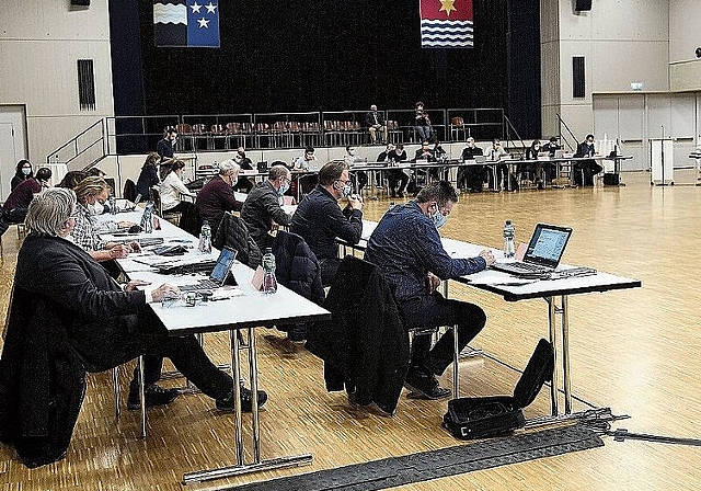 Die SVP-Fraktion (vorne) und GLP sprachen sich für die Kürzungen der Löhne von Einwohner- und Gemeinderat aus. Die anderen Fraktionen nicht. CHMedia/Archiv