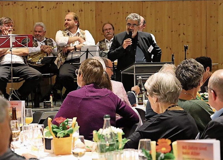 Markus Dieth (rechts) gratulierte der VHS Wettingen zu 60 Jahren.crb
