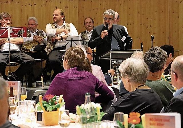 Markus Dieth (rechts) gratulierte der VHS Wettingen zu 60 Jahren.crb
