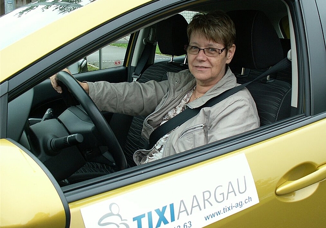 Die Freude der Tixi-Kunden ist immer gross, wenn sie von Yvonne Küttel im «goldenen Wagen» abgeholt werden. Foto: ska