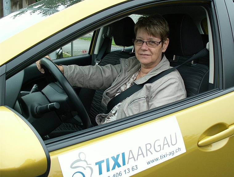 Die Freude der Tixi-Kunden ist immer gross, wenn sie von Yvonne Küttel im «goldenen Wagen» abgeholt werden. Foto: ska