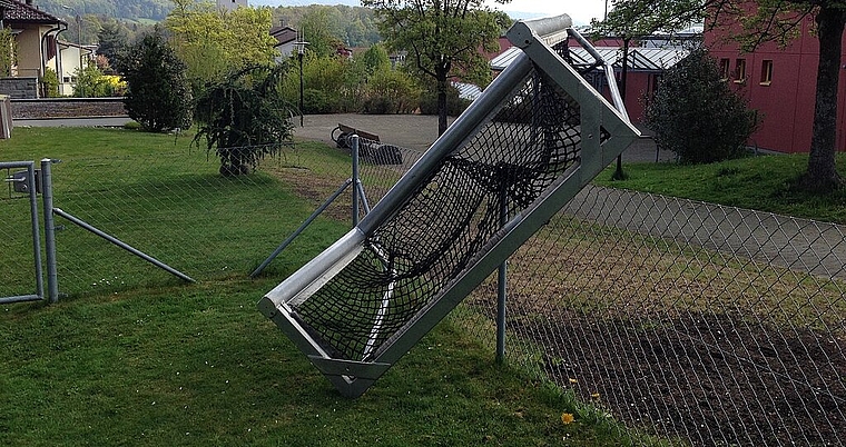 Umplatziertes Fussballtor: Auf solche Szenen trifft der Hauswart des Zelgli-Areals häufig am Montagmorgen. zVg