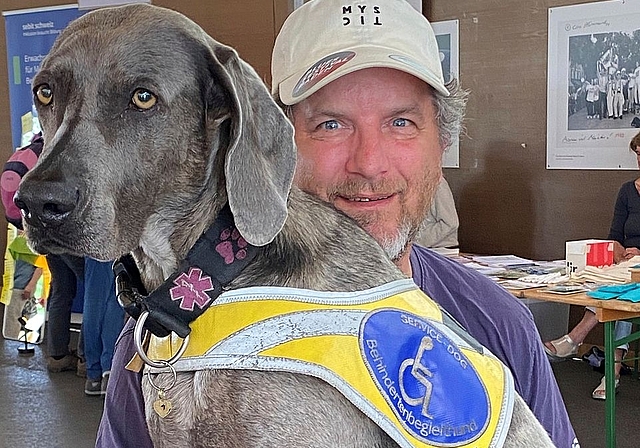 Christian Vontobel mit Weimaraner Hündin Chaya, seiner Assistenzhündin. Melanie Bär