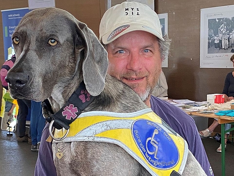 Christian Vontobel mit Weimaraner Hündin Chaya, seiner Assistenzhündin. Melanie Bär