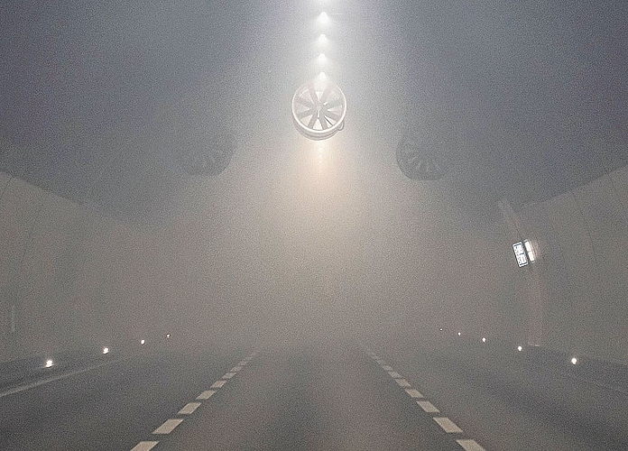 Die aktivierte Längslüftung transportiert den Rauch in Fahrtrichtung aus dem Tunnel hinaus.
