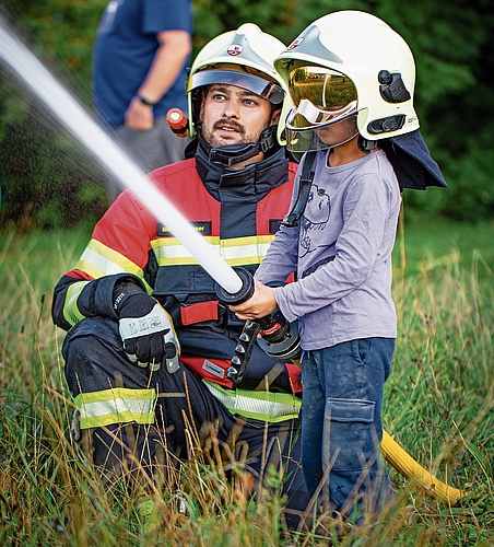 Der fünfjährige Mateo aus Würenlos beim Wasserspritzen mit dem Strahlrohr. Der fünfjährige Mateo aus Würenlos beim Wasserspritzen mit dem Strahlrohr.